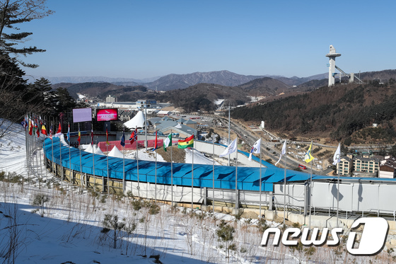 국기 휘날리는 올림픽 슬라이딩센터