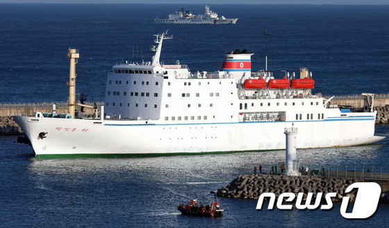 묵호항 등대 지나치는 만경봉92호