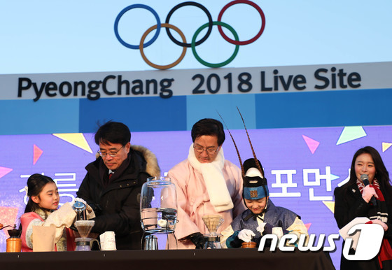 강릉 문화올림픽 개막, 평화커피만드는 최명희 시장