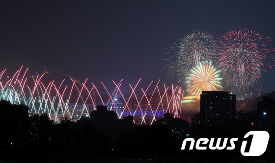\'평창 올림픽 개막 알리는 화려한 불꽃\'