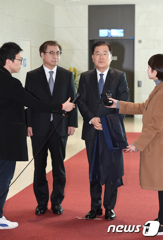 취재진 질문에 답하는 정의용-서훈 