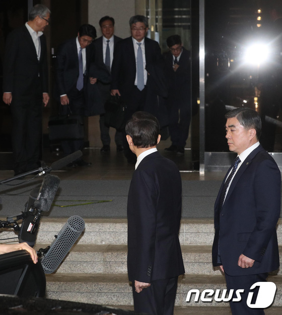변호인 기다리는 이명박