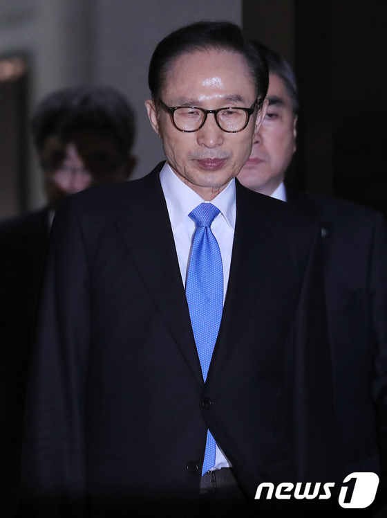 이명박 \'묵묵부답\'