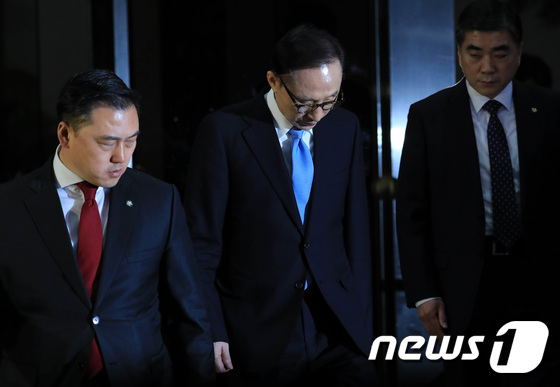 검찰 나서는 이명박 전 대통령