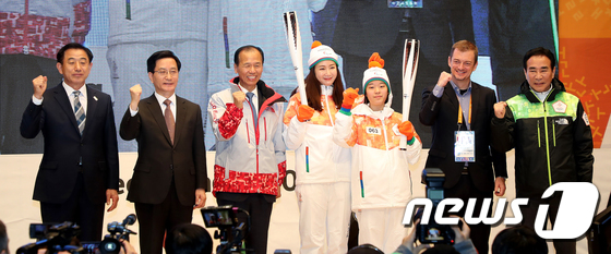 빙상경기 도시 강릉에 패럴림픽 성화 안치