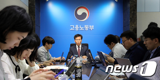 고용노동부 \'노동시간 단축에 대한 후속조치 마련중\'