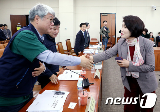 민주노총 사무총장과 인사 나누는 한정애 간사