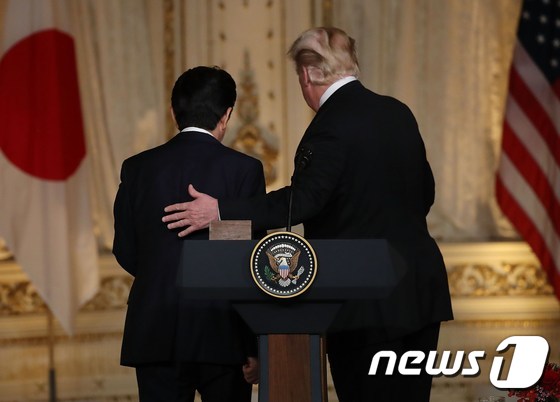 [사진] 기자회견장 떠나는 트럼프와 아베