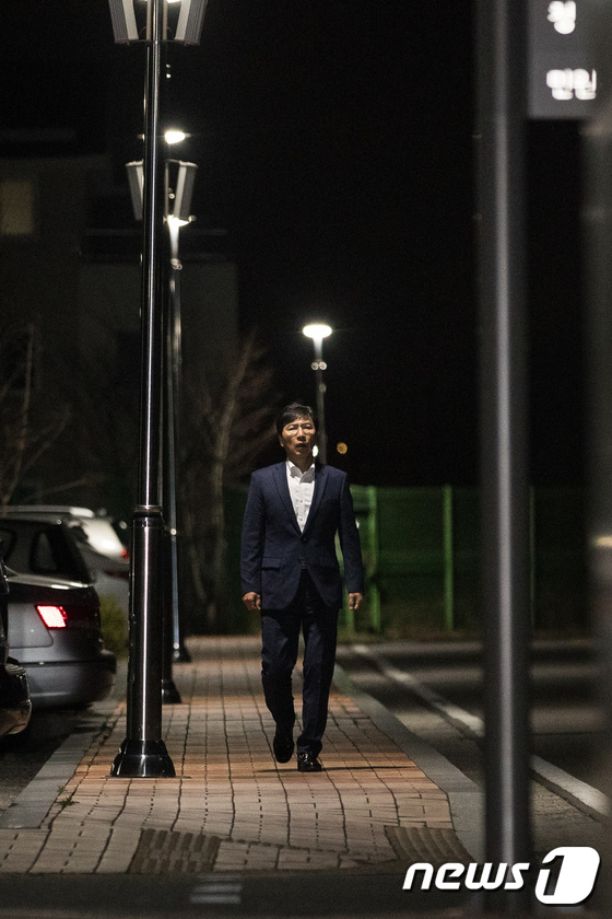 남부구치소 걸어나오는 안희정