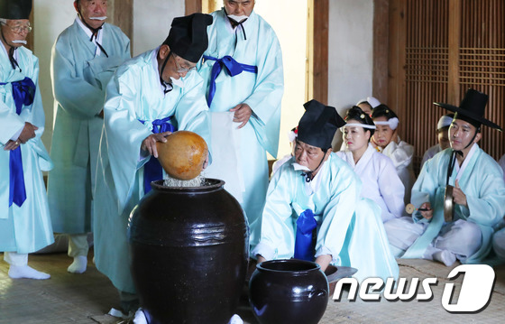 2018 강릉단오제 \'신주 빚기\'