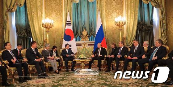 푸틴과 회담하는 문재인 대통령