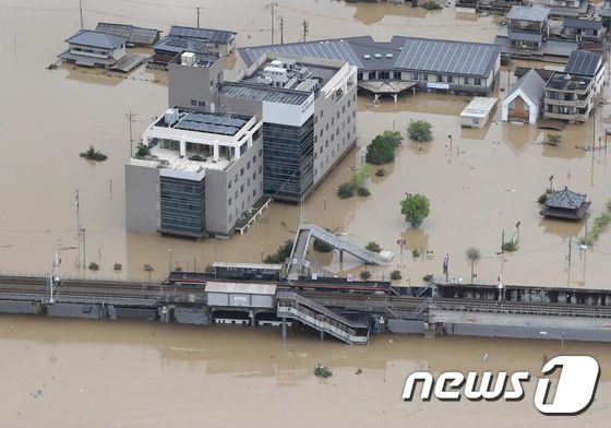 [사진] 일본 폭우 …주택 지붕과 철길만 덩그라니