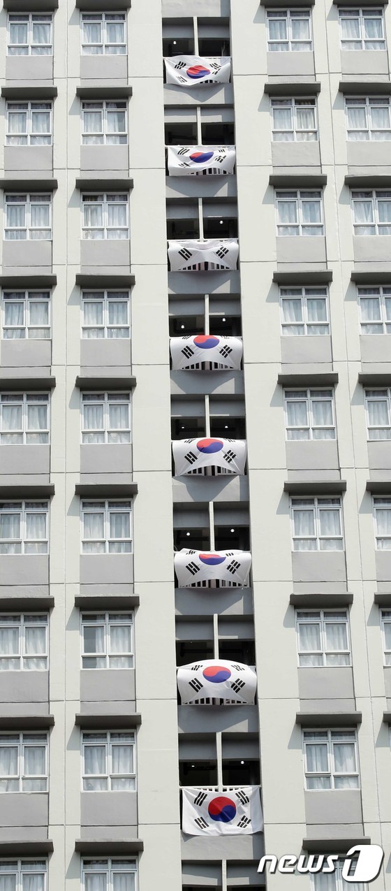 광복절, 자카르타 아시안게임 선수촌에서 휘날리는 태극기