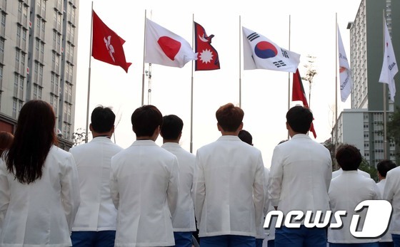 아시안게임 선수촌에 게양되는 태극기
