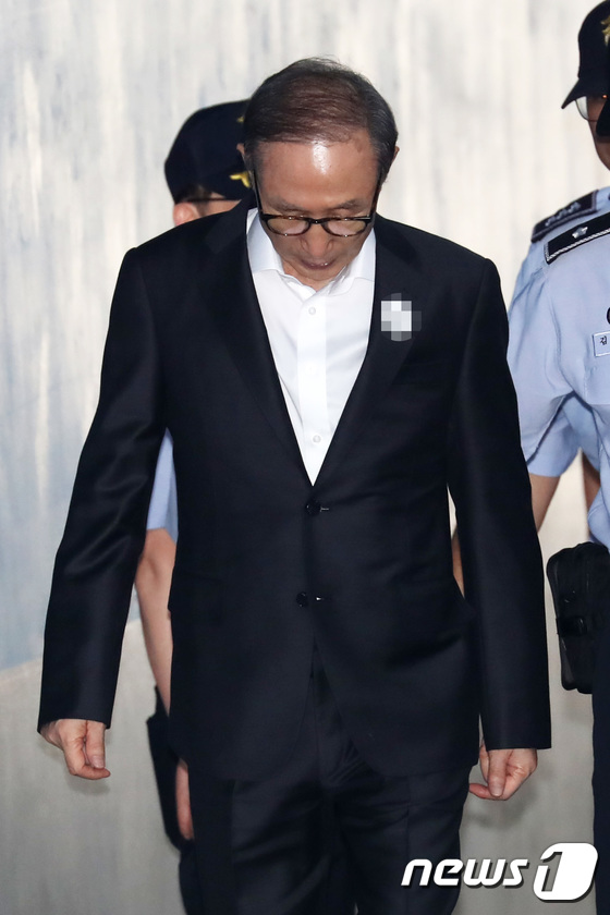고개 숙인 이명박 