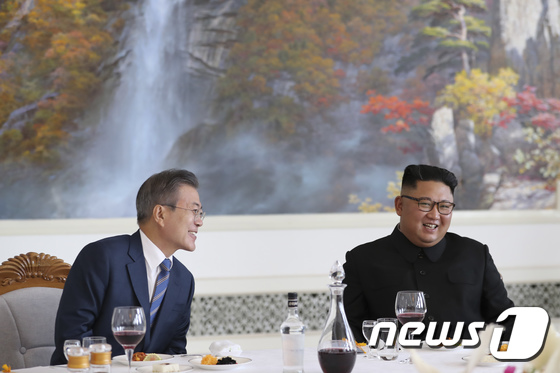 문재인-김정은 \'화기애애\'