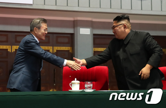 문재인-김정은 \'악수\'