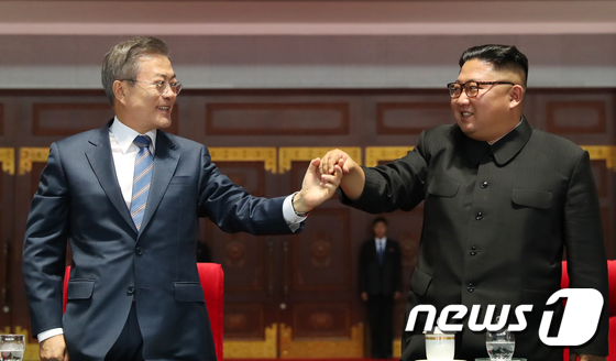 문재인-김정은 \'손 잡고 함께\'