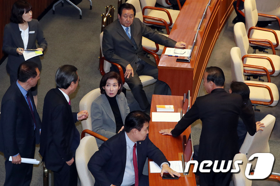 자유한국당 \'본회의 작전타임\'