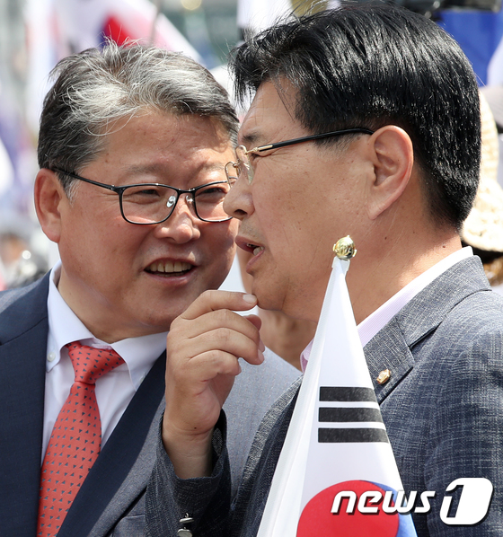 조원진-홍문종, \'가까이 더 가까이\'