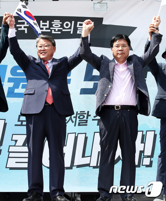 손 맞잡은 홍문종-조원진