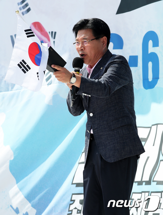 수첩 들고 탈당 선언하는 홍문종