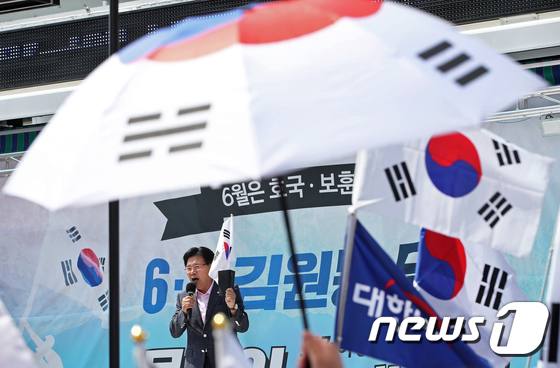 홍문종, 태극기 우산 속으로
