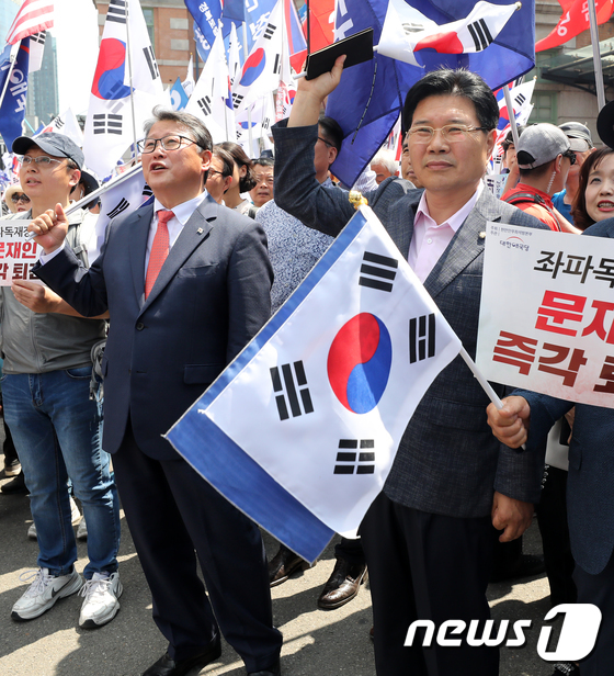 태극기 흔드는 홍문종-조원진