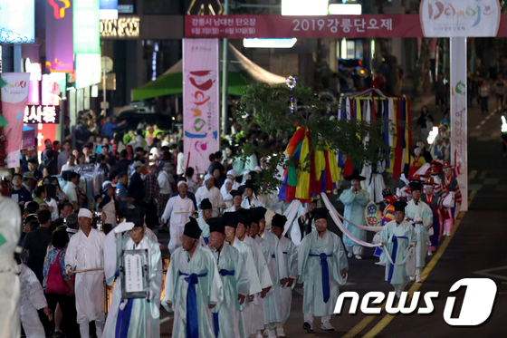 많은 인파 속 이동하는 강릉단오제 신목