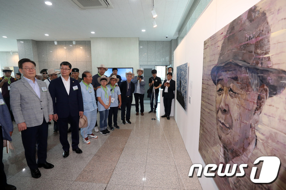 파주 DMZ 평화의 길 개방 '전망대에서 보는 전시'
