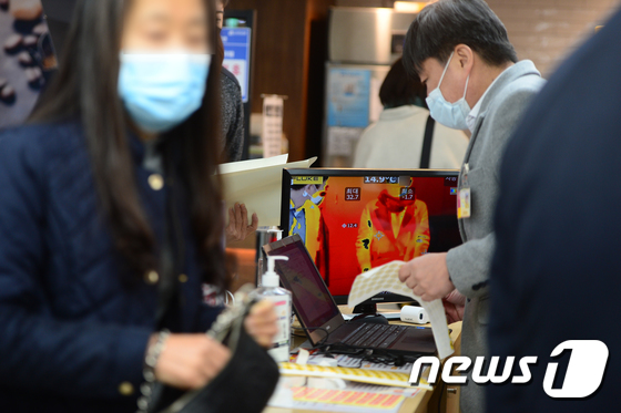 조선대병원 '체온은 물론 해외방문 이력도 확인합니다' 대표이미지
