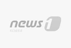 [화보]캐스퍼 하의실종, 다리 사이 곰인형 들고 '묘한 눈빛'