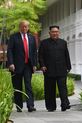 [사진] 밝은 표정으로 산책하는 김정은과 트럼프