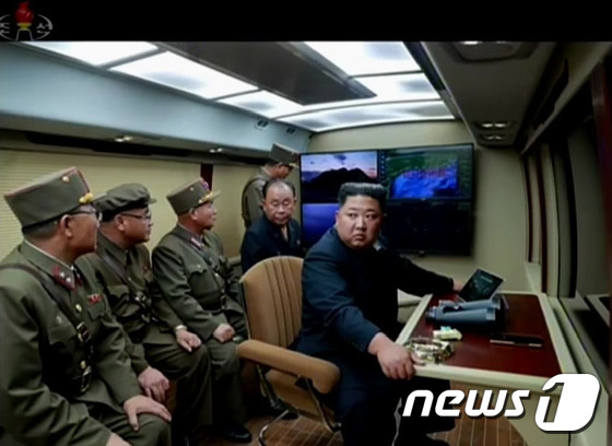 방사포 시험사격 참관하는 北 김정은 위원장