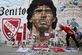 [사진] 마라도나 초상화 앞 애도하는 아르헨 축구 팬들