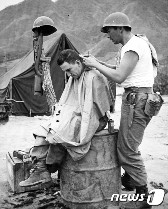 1951년 이발하는 콜롬비아군 병사