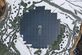 얼어붙은 저수지 위 태양광 발전소