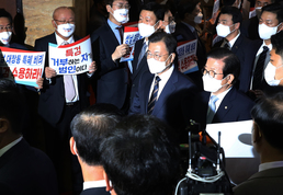 '대장동 비리' 항의받는 문재인 대통령