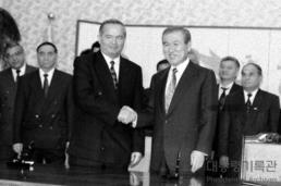 1992년 우즈베키스탄 대통령과 악수하는 노태우 전 대통령