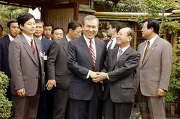 1992년 일본 총리와 악수하는 노태우 전 대통령
