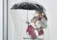 한국보도사진상 최우수상 받은 코로나19 차단, 비닐우산 쓴 ‘엄마와 아이’