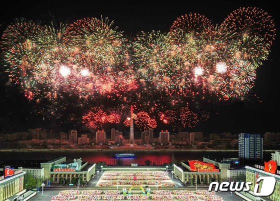 평양 광장에 펼쳐진 축포…김일성 생일 축하 행사