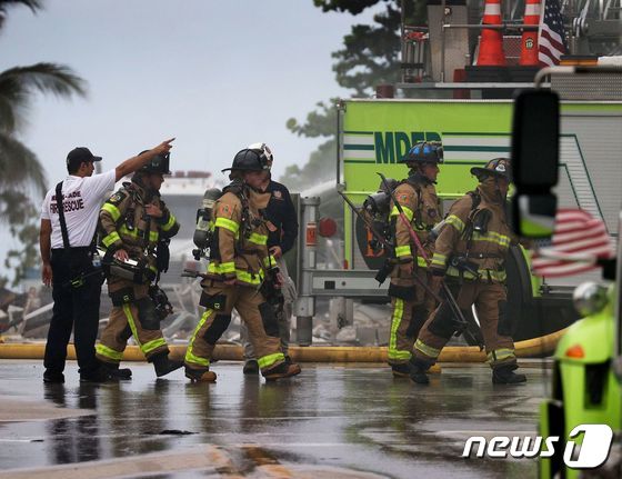 [사진] 마이애미 콘도 붕괴 현장 출동한 구조대원들