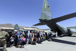 공군 수송기 탑승 대기하는 아프간 현지 조력자 및 가족