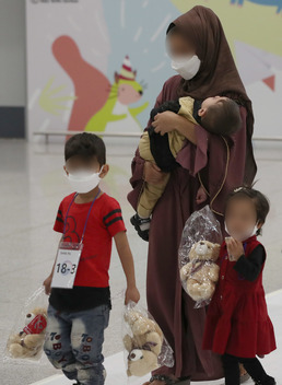 인천공항 통해 입국하는 아프간 특별기여자 가족