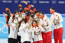 네덜란드, 중국 선수들과 추억 남기는 여자 쇼트트랙 대표팀 선수들