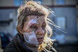 러시아군 폭격 속 망연자실한 표정의 우크라이나 여성