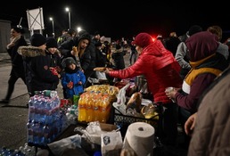 우크라이나 피난민들 '다뉴브강 건너 루마니아로'