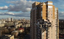[사진] 러시아 군 로켓포에 부서진 수도 키예프의 건물