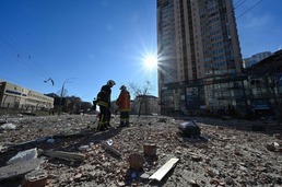 [사진] 러시아 군 공격에 키예프 도로 널려진 벽돌들